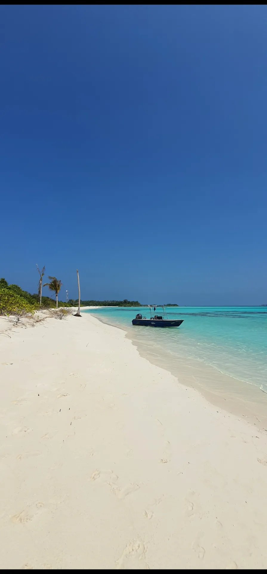 White sand and turquoise water on a Maldivian island